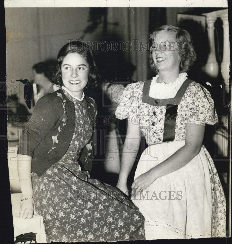 1939 Press Photo Nancy Ware and Ruth Killiau - Historic Images