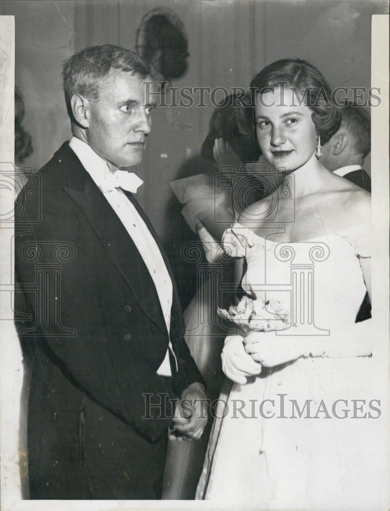 1954 Press Photo Atty. Ammi Cutter with daughter Helen Cutter of Cambridge - Historic Images