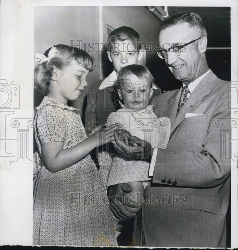 1955 Press Photo Dr. Robert Cutter Head Of Cutter Laboratories & Employees Child - Historic Images