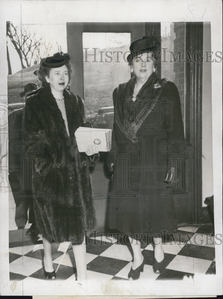 1947 Press Photo Mrs. Alice Devine Police Matron & Claire Cassidy - Historic Images