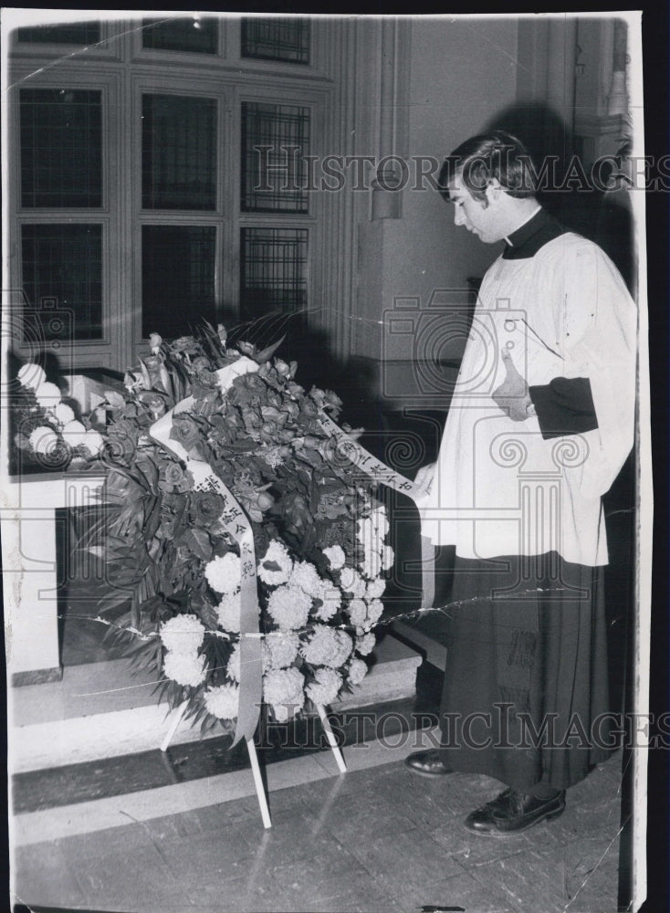 1970 Press Photo Rev. David Channonet admires the wreath at Holy Cross Cathedral - Historic Images