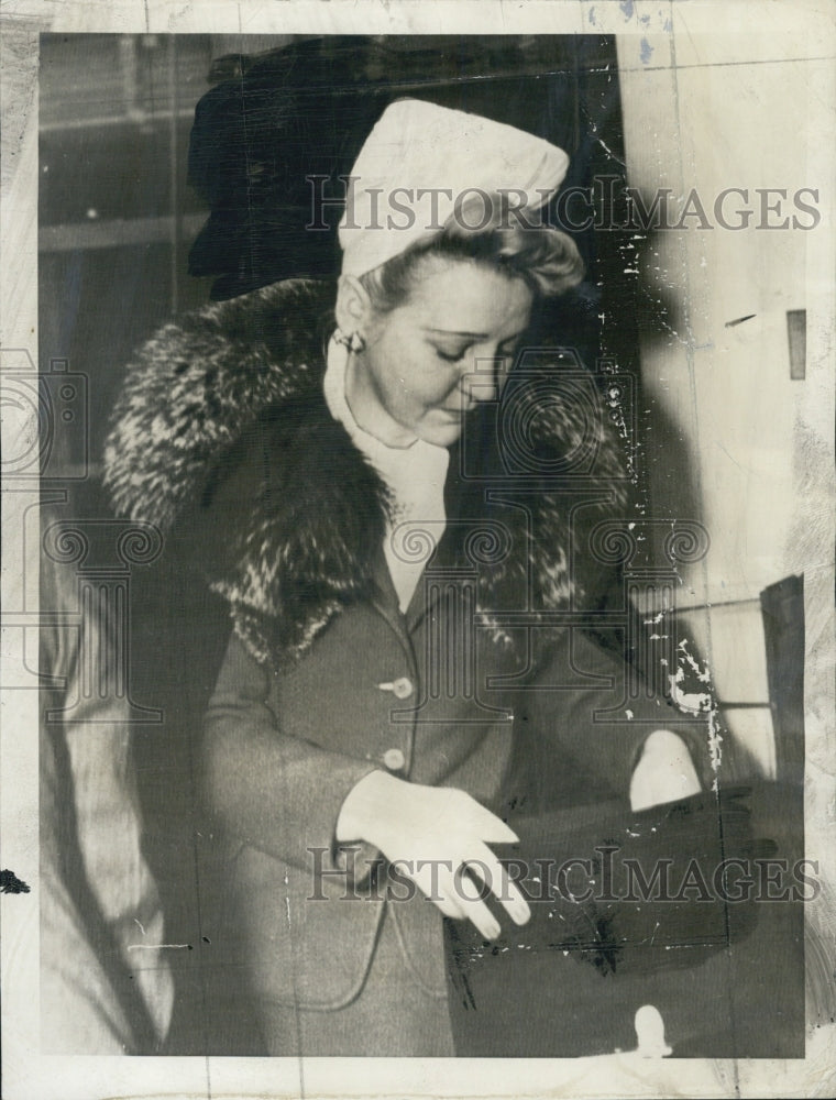1942 Press Photo Elsa Cardqueville, charged of taking $300 from Hugarian Refugee - Historic Images