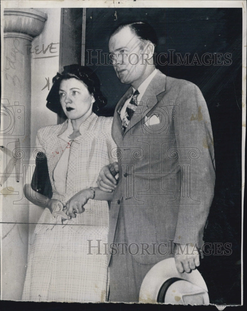 1949 Press Photo Judge Robert Carpenter with his wife before their estrangement - Historic Images