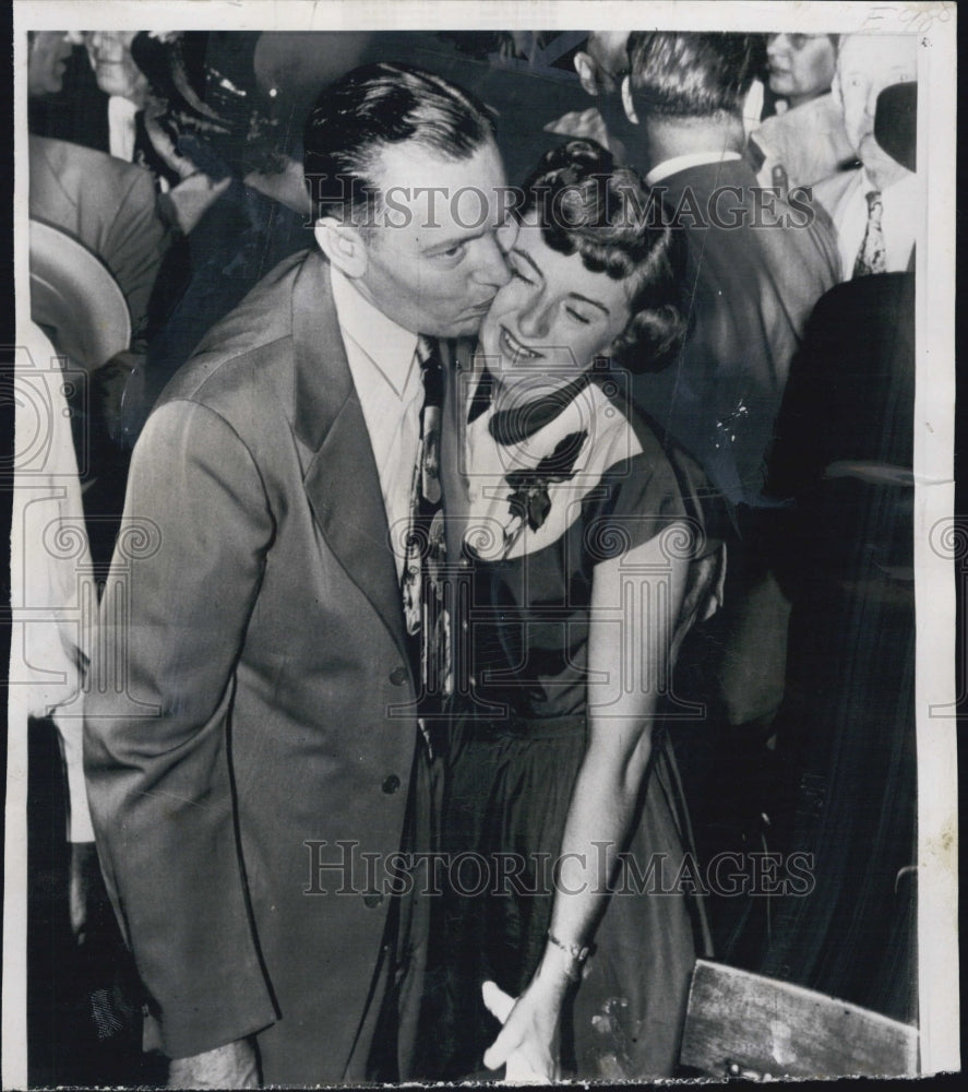 1949 Press Photo Judge Robert Carpenter w/ Barbara acquitted of attempted murder - Historic Images
