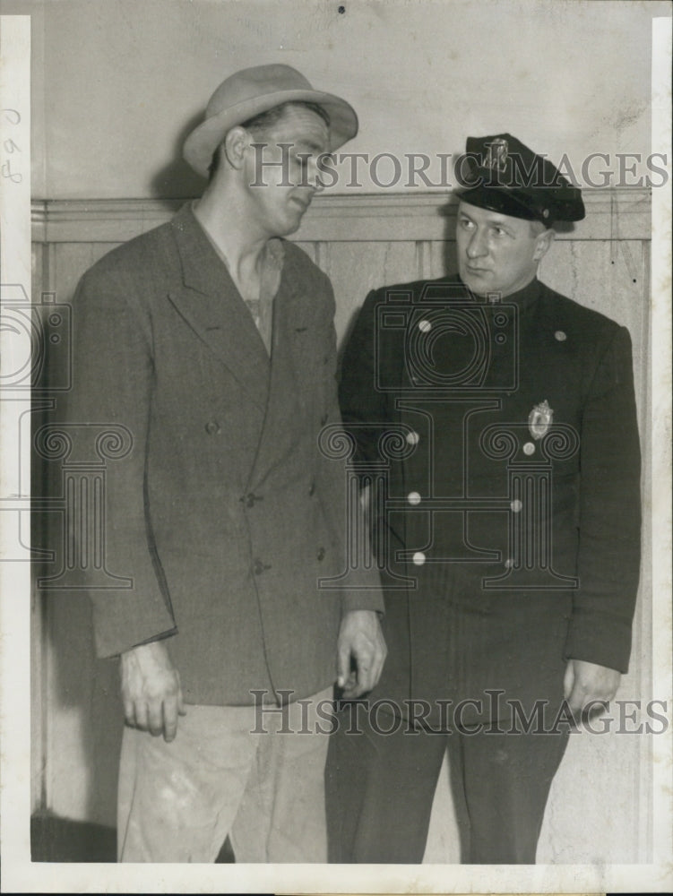 1950 Press Photo Roy Schwenderman captured in Albany with Officer Morris - Historic Images