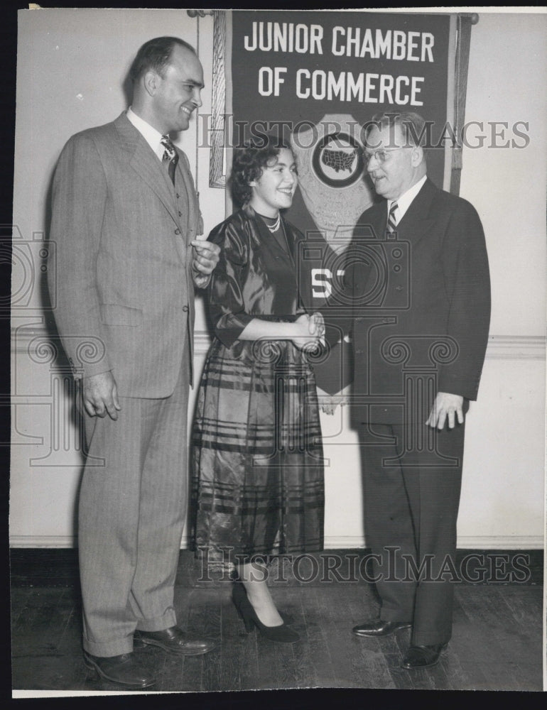 Press Photo Mr. Edward Samp, Alice Baer and Mayor John B. Hynes - Historic Images