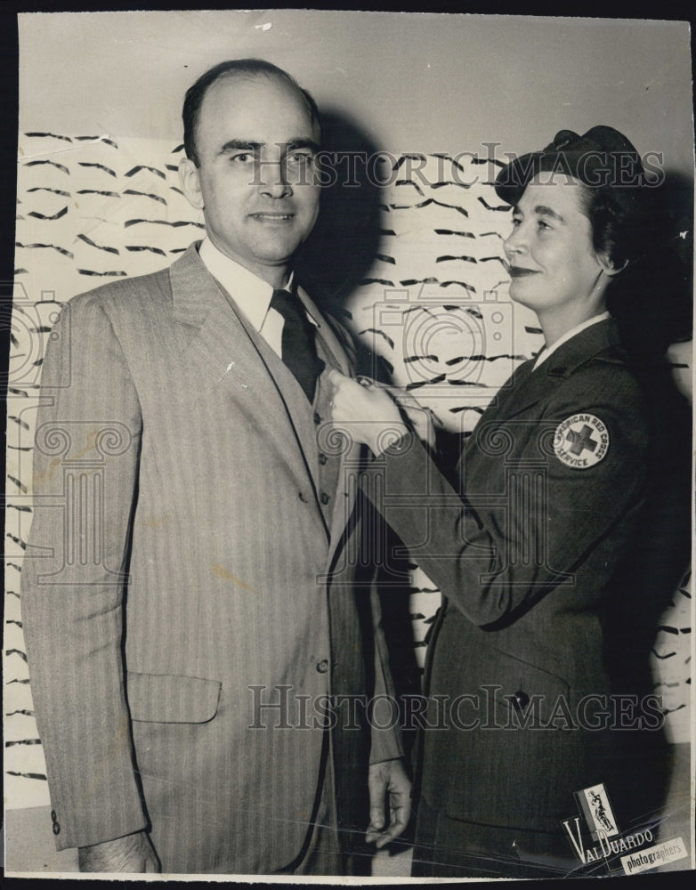 1953 Press Photo Edward J. Samp receives Red Cross from Mrs.Jacqueline Vaughn. - Historic Images