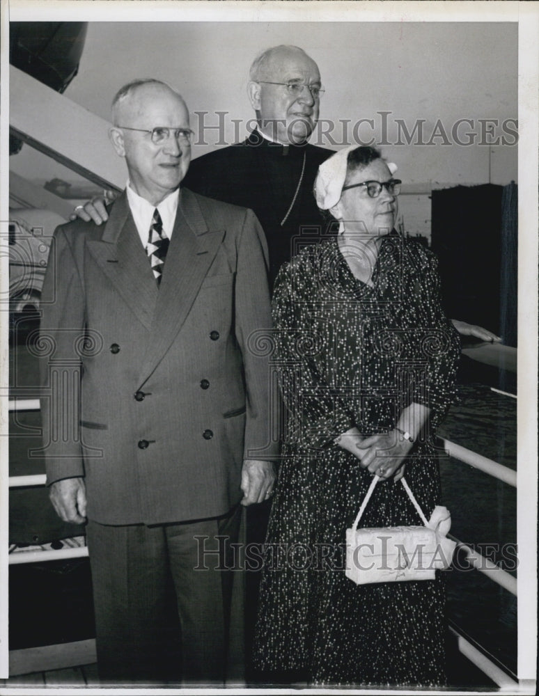 1954 Press Photo Rev. Edward P. Ryan with his brother and sister in law. - Historic Images