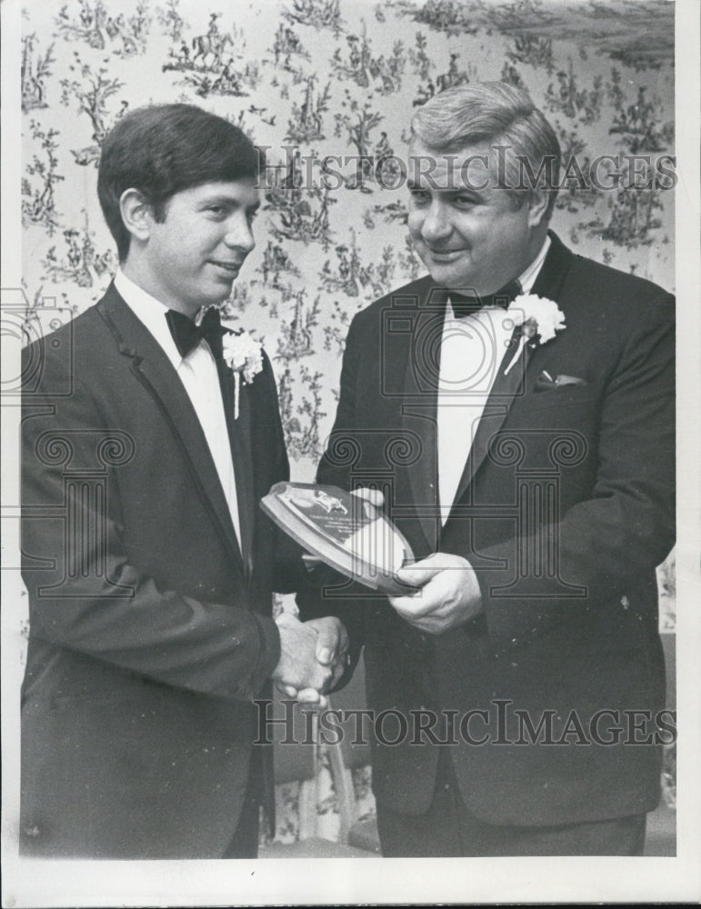 1970 Press Photo frank Ryerson received award from sheriff Thomas Eisentadt. - Historic Images