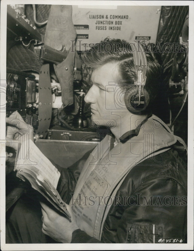 1953 Press Photo Kenneth R. Rycroft radio operator. - Historic Images