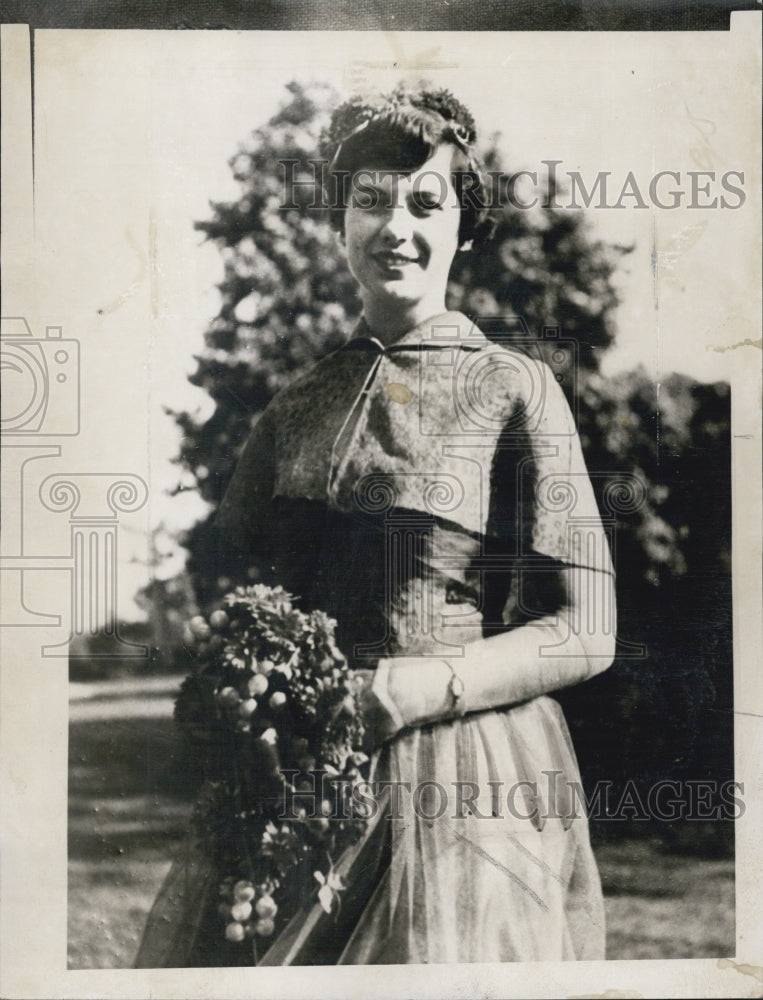 1952 Press Photo Denise Ann Rzewski Missing Girl Bouquet - Historic Images