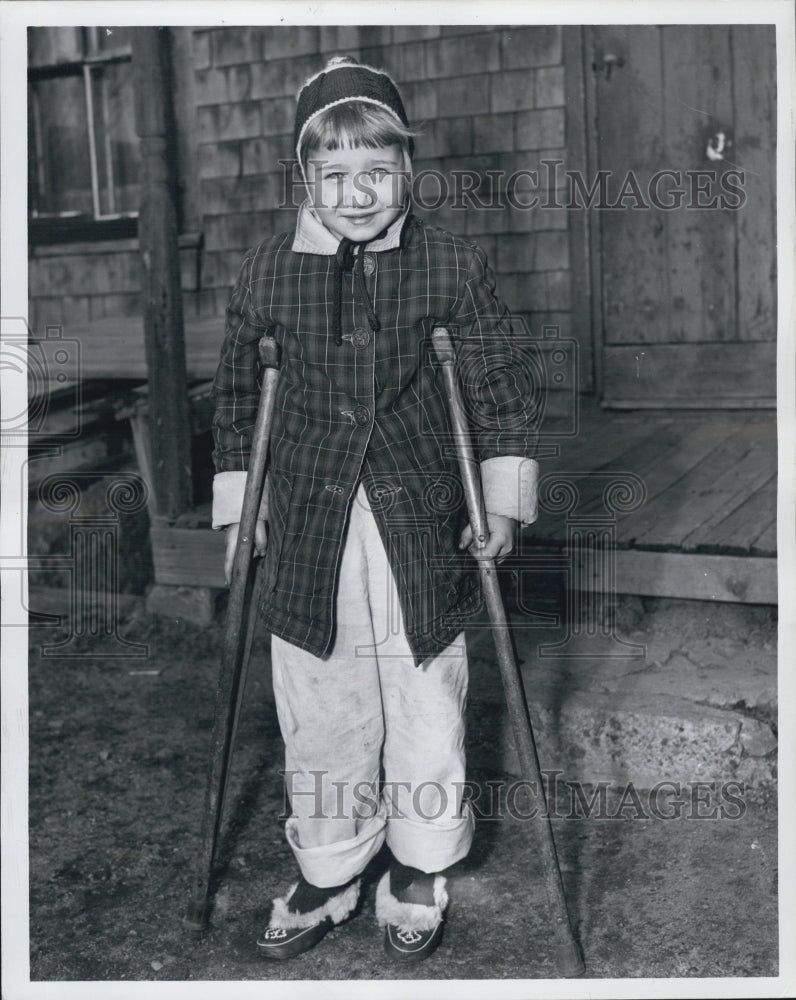 Press Photo Child on Crutches Barbara Rygielski Hat Coat Home - Historic Images