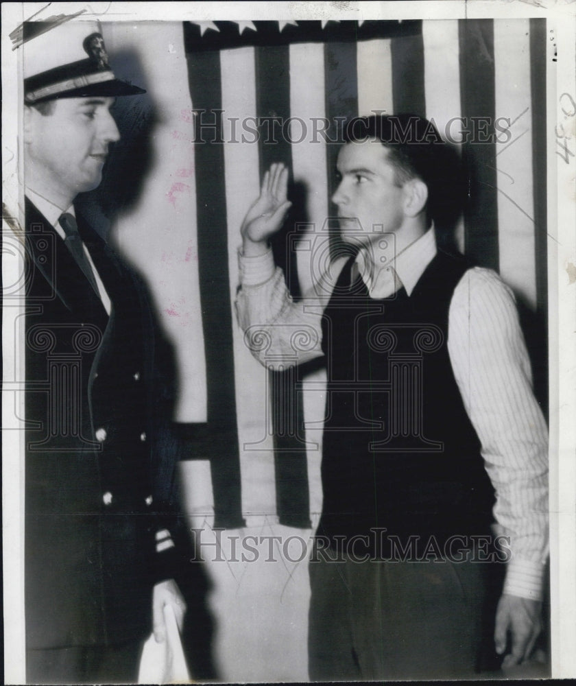 1942 Press Photo Robert K.Chennault sworn into Navy. - Historic Images