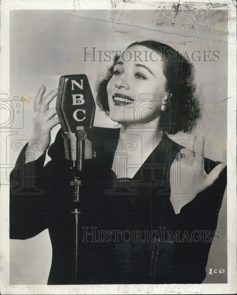 1941 Press Photo Carmen Casstillo&quot;Latin Love Songs&quot; Waldorf Astoria Orchestra - Historic Images