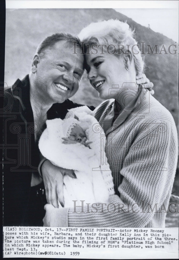 1959 Press Photo Actor Mickey Rooney and wife Barbara and baby Kelly Ann - Historic Images