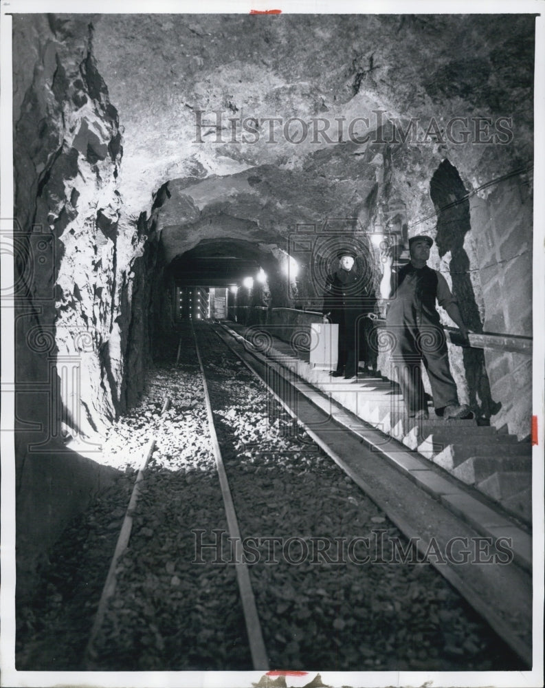 1955 Press Photo Workmen Carry Boxes Of Valuables Out Of Shaft Area In London - Historic Images