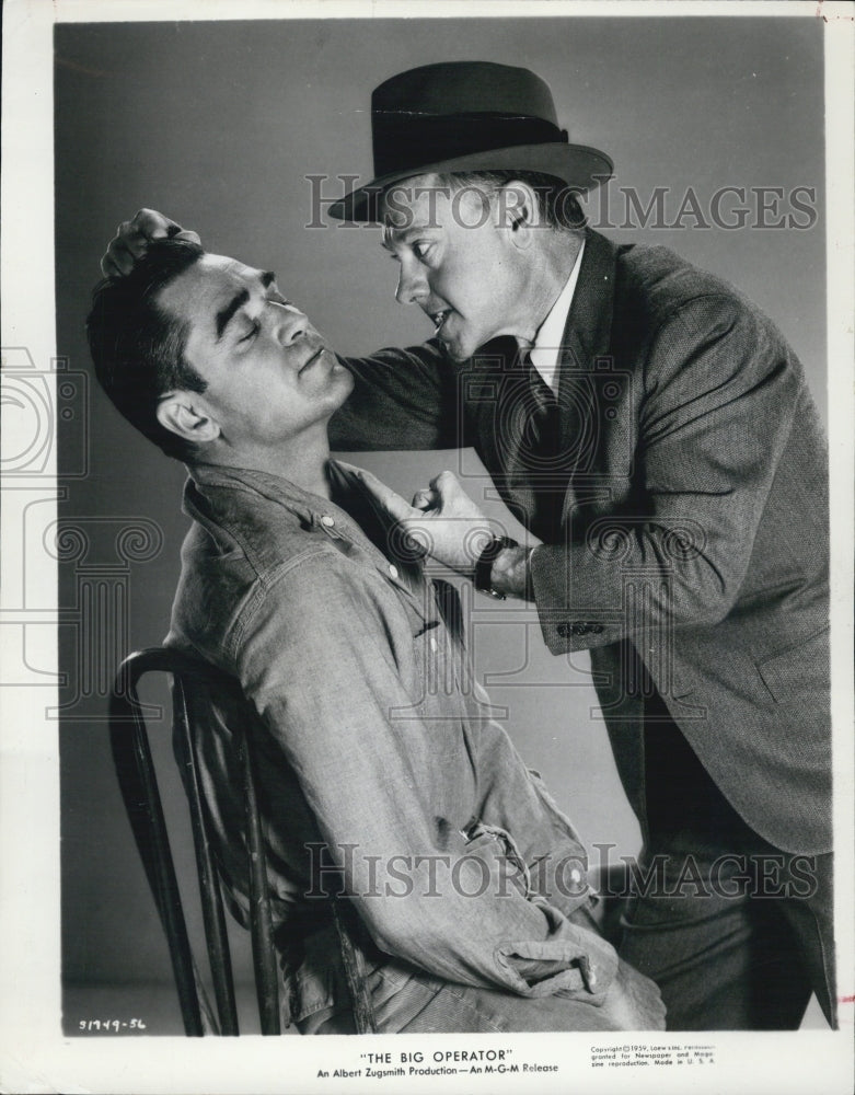 1959 Press Photo Mickey Rooney and Steve Cochran Star In The Big Operator - Historic Images