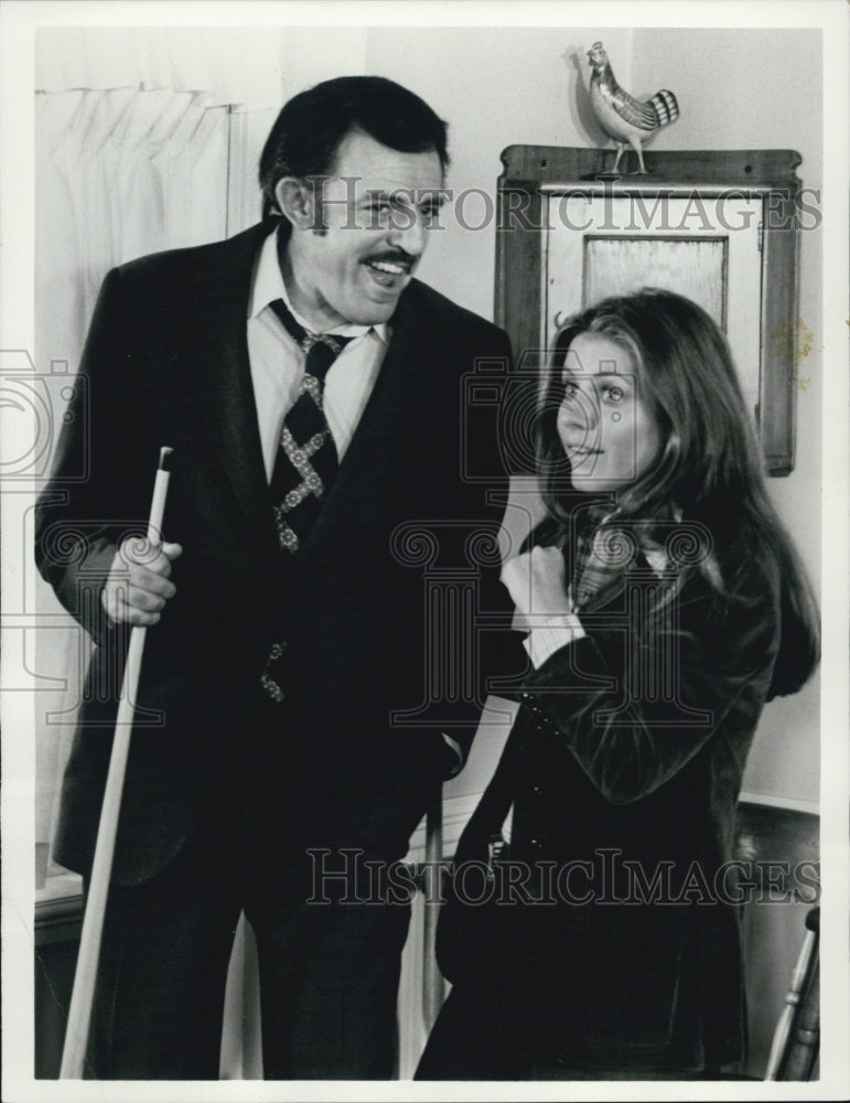 1974 Press Photo Actor John Astin & wife patty Duke "Hard Day at Blue Nose" - Historic Images