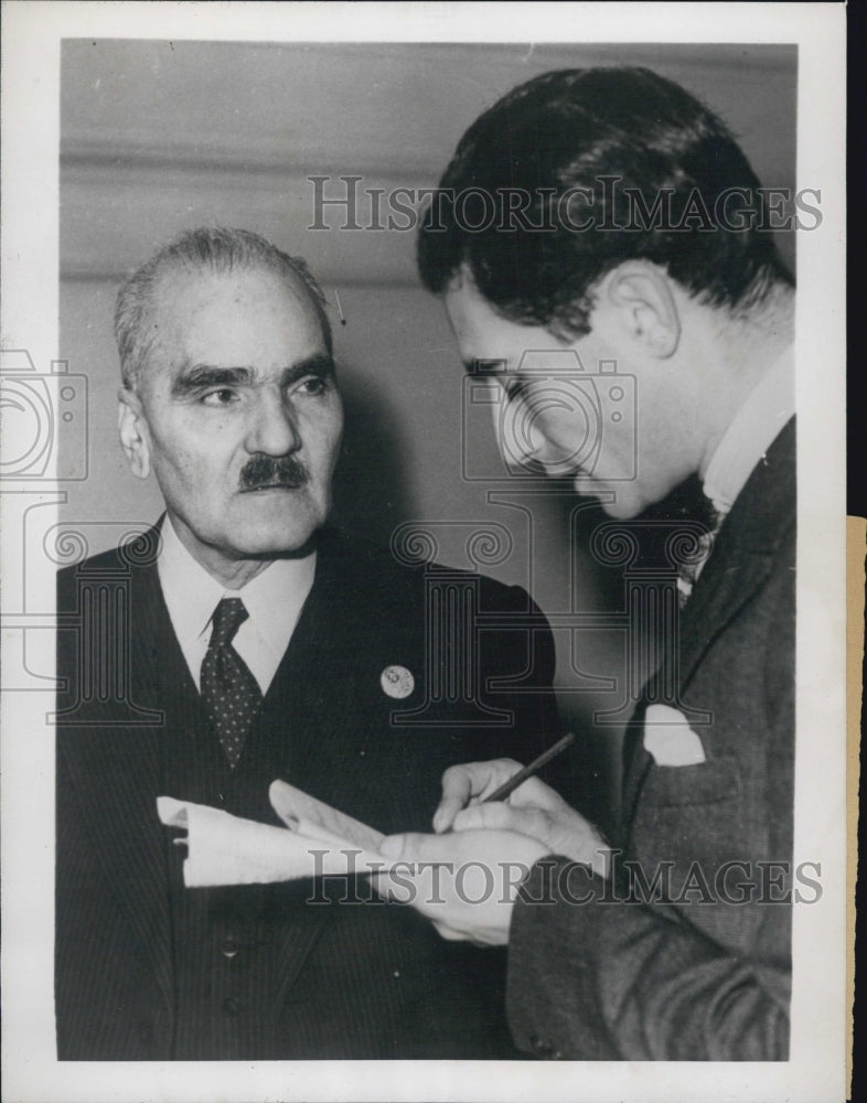 1946 Press Photo Seyed Hassan Taqizaden,Iranian Ambassador to London,with Press - Historic Images
