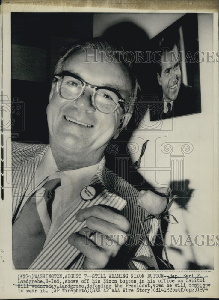 1974 Press Photo Rep Earl Landgrebe,R-Ind,still wears Nixon Button - Historic Images