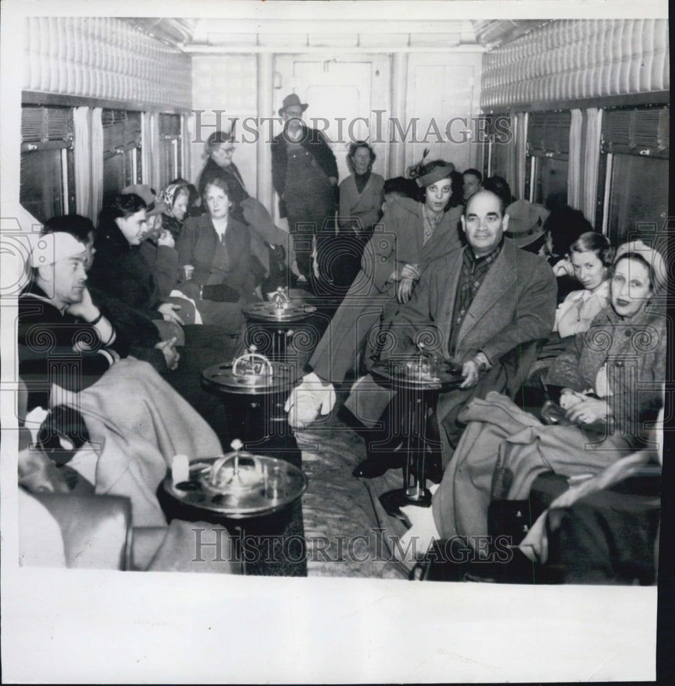 1952 Press Photo Passengers Crowd in a Club Car to stay warm in San Fransisco - Historic Images