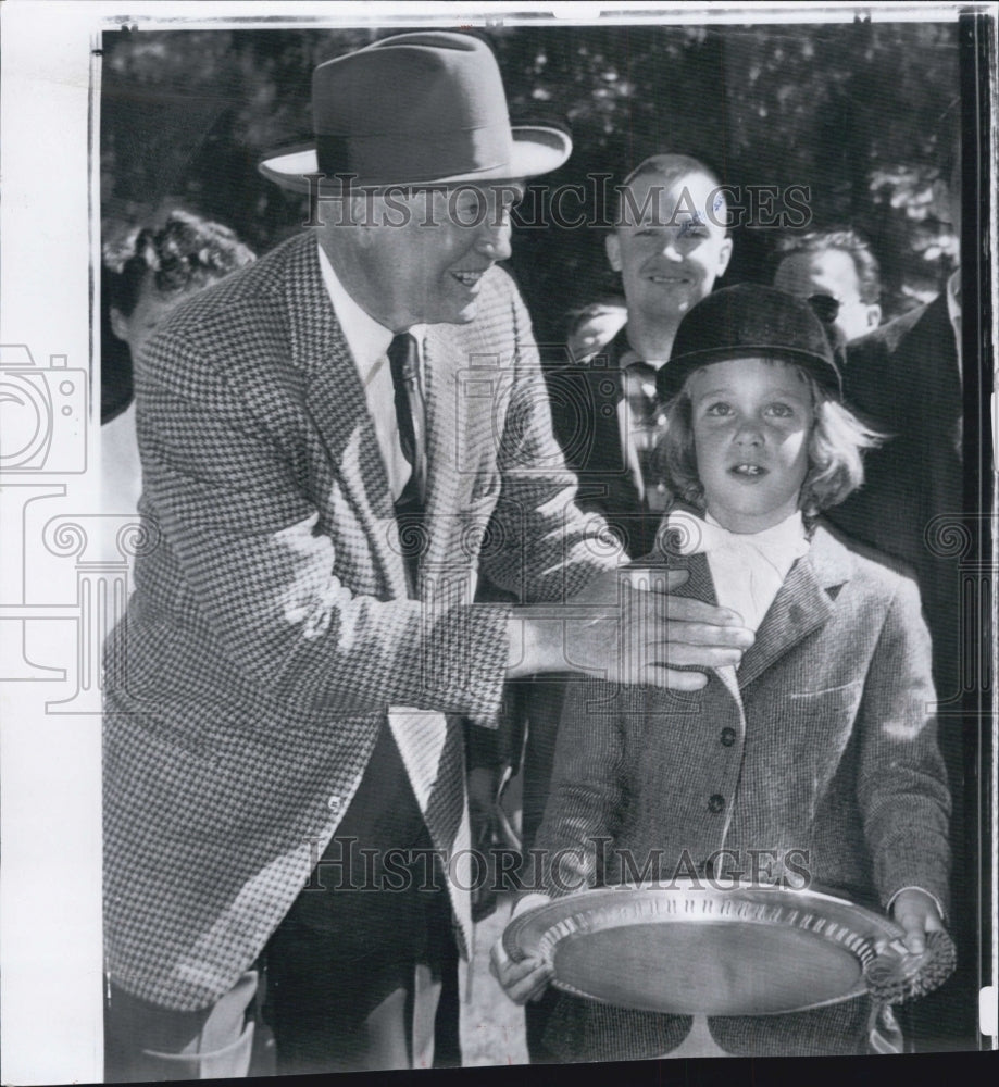 1959 Press Photo President Eisenhower with his Granddaughter Susan after her win - Historic Images