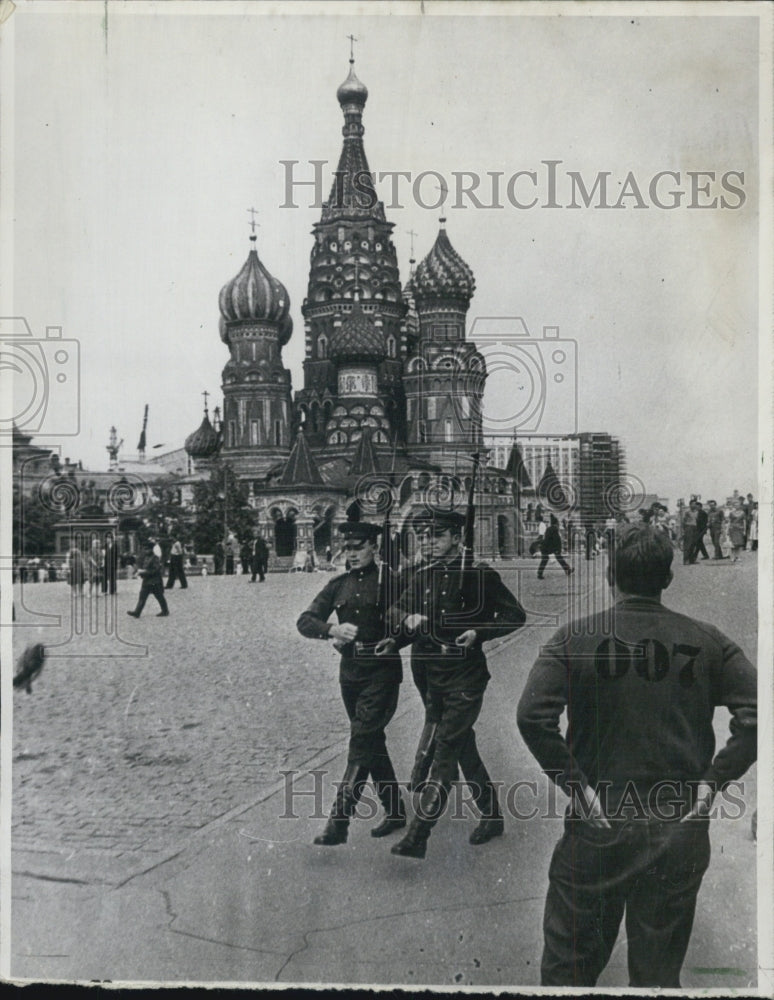 1966 Press Photo Western Tourist Visits Moscow - Historic Images