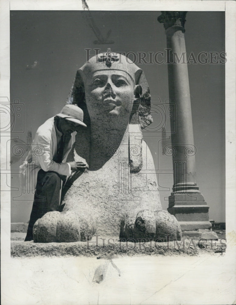 1947 Press Photo An Expert of Graeco Roman Museum poses with a Sphinx in Granite - Historic Images