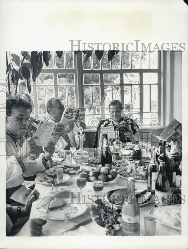 1958 Press Photo Bountiful Breakfast Enjoyed By Poultry Workers In Ukraine - Historic Images