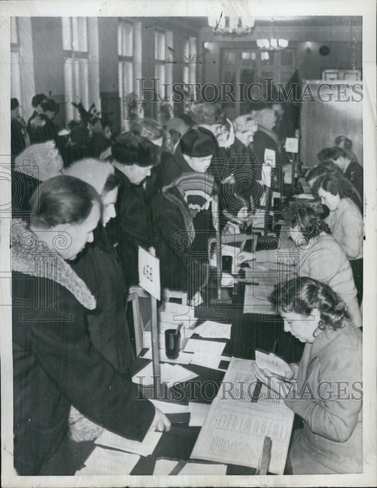 1959 Press Photo Voters on Election Day in Moscow - Historic Images