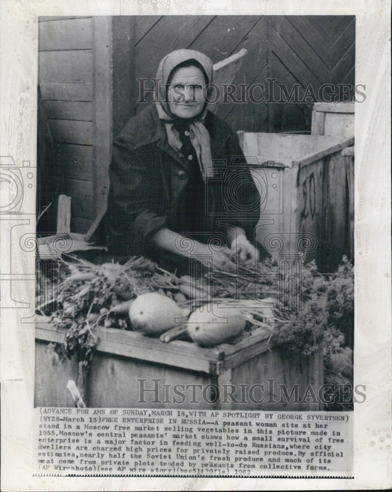 1962 Press Photo Russian pesant woman at the market with her produce - Historic Images