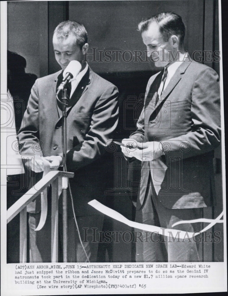 1965 Press Photo Astronauts Edward White &amp; James DeWitt - Historic Images