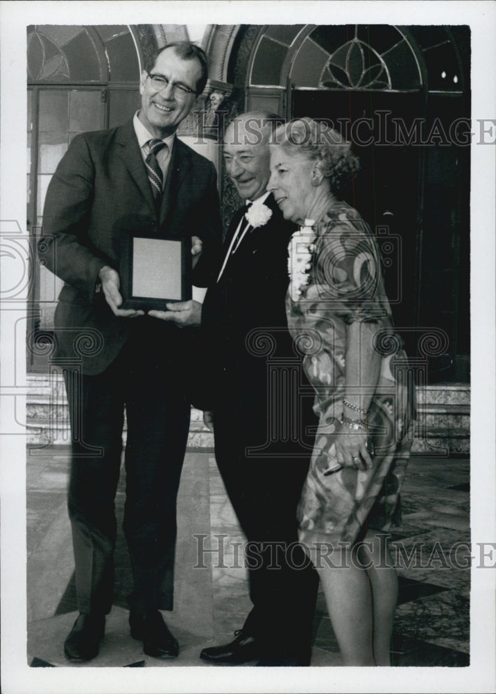 1971 Press Photo Sarasota Circus Celebrity Alfredo Landon Curator John Hurdle - Historic Images