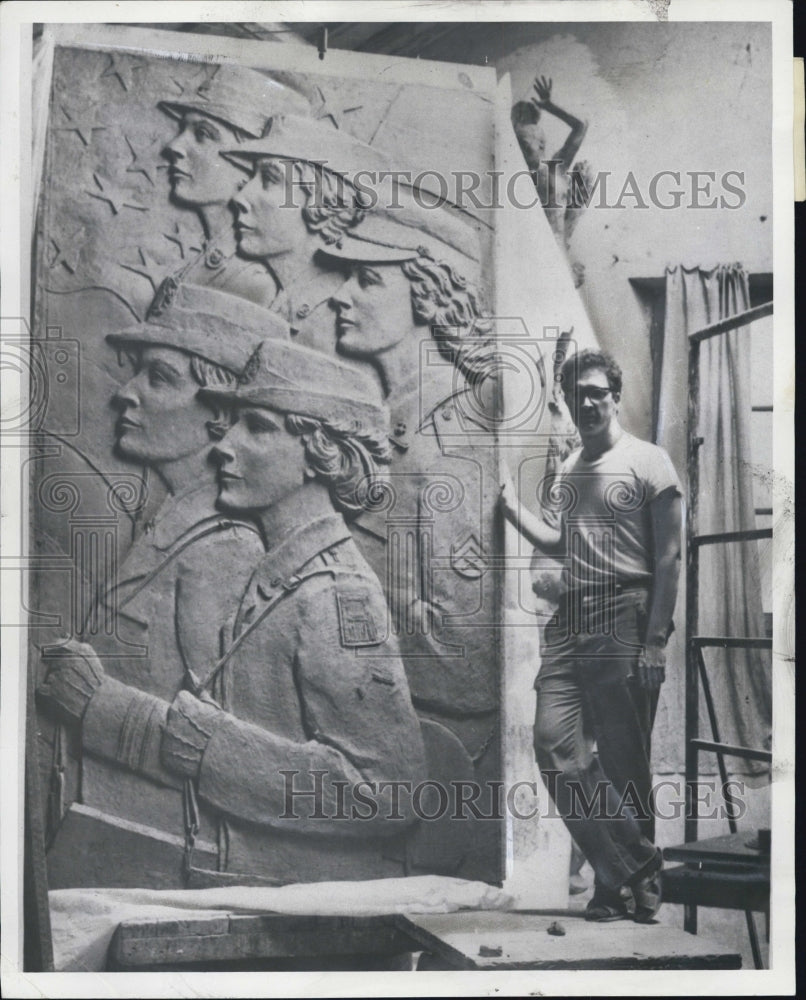 1965 Press Photo Sculptor,Art Historian Peter Rockwell with Sculpture of His - Historic Images