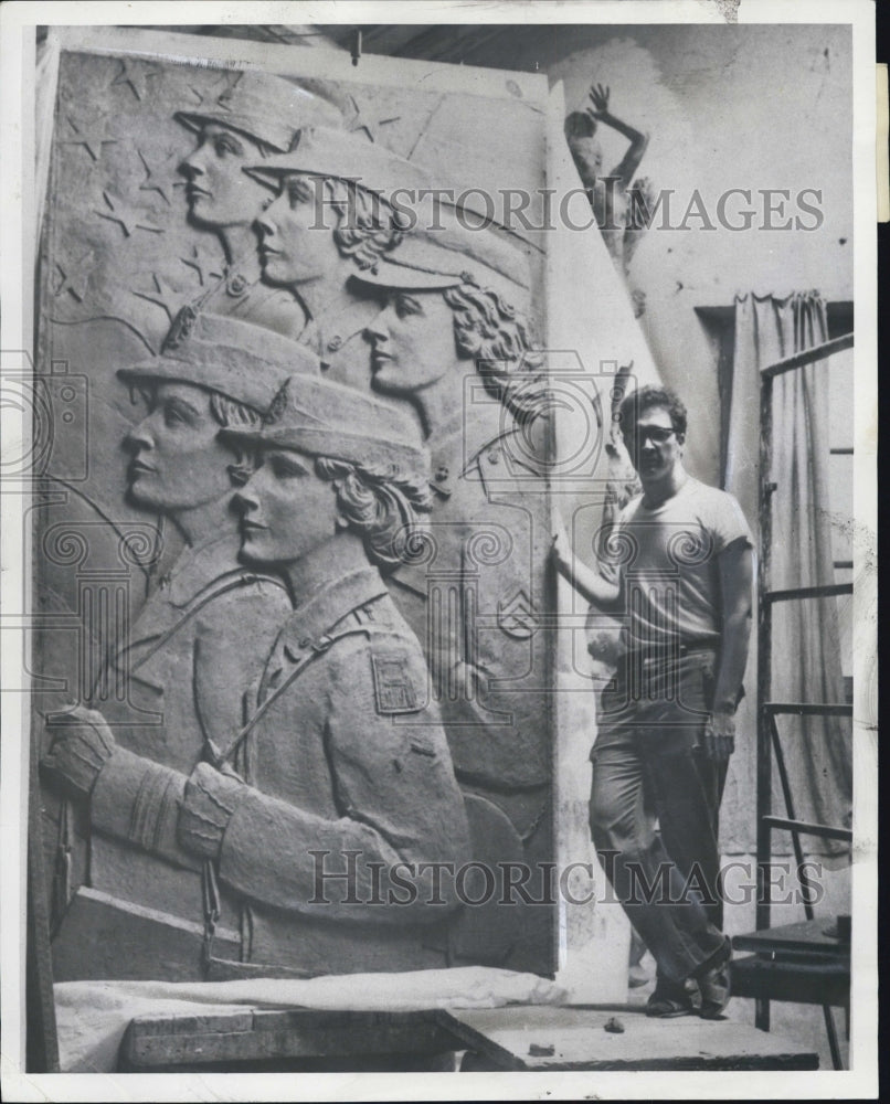 1965 Press Photo Sculptor,Art Historian Peter Rockwell with Sculpture of His - Historic Images