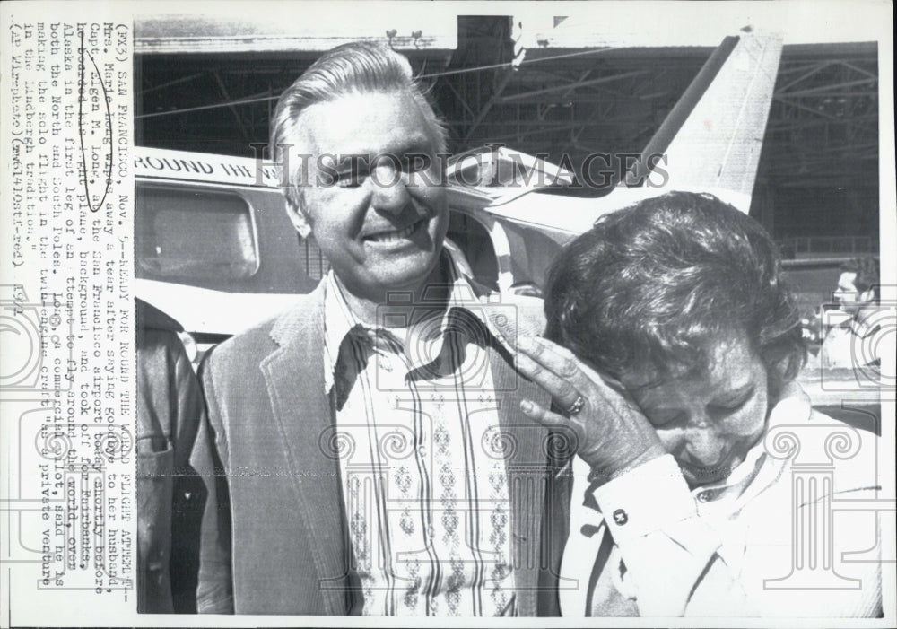 1972 Press Photo Mrs Marie Long saying goodbye to her husband Capt Elgen Long - Historic Images