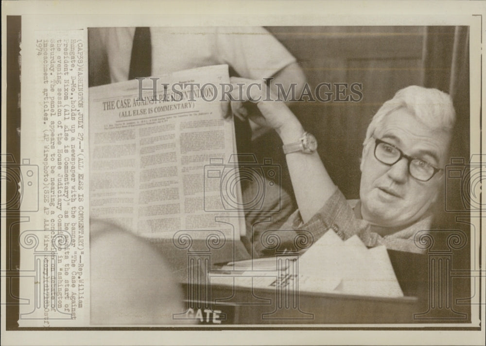 1974 Press Photo Rep William Hungate holds up a newspaper - Historic Images
