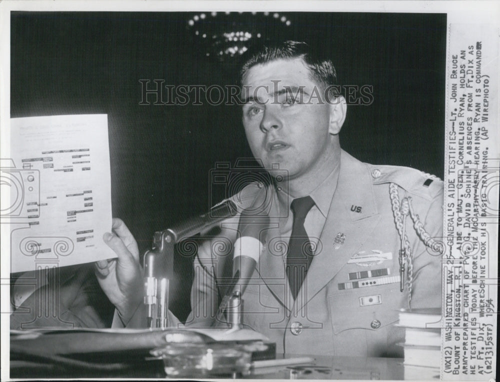 1954 Press Photo Lt John Bruce Major General Cornelius Ryan&#39;s Aide Testifying - Historic Images