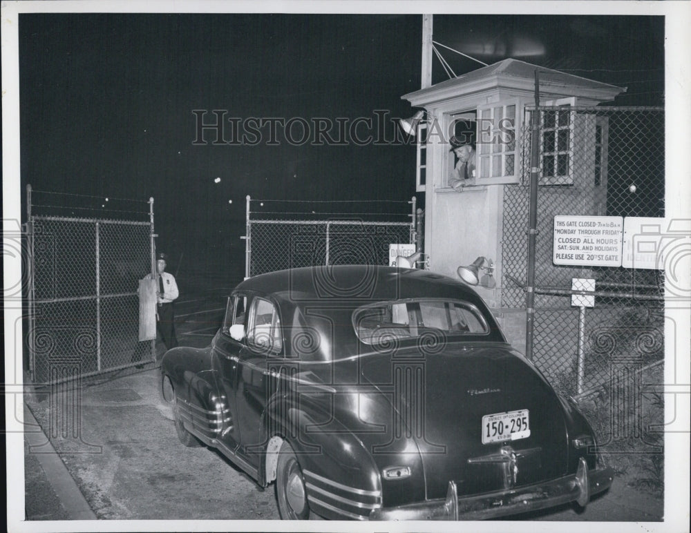 1947 Press Photo Guards at the Atomic Commission Building - Historic Images