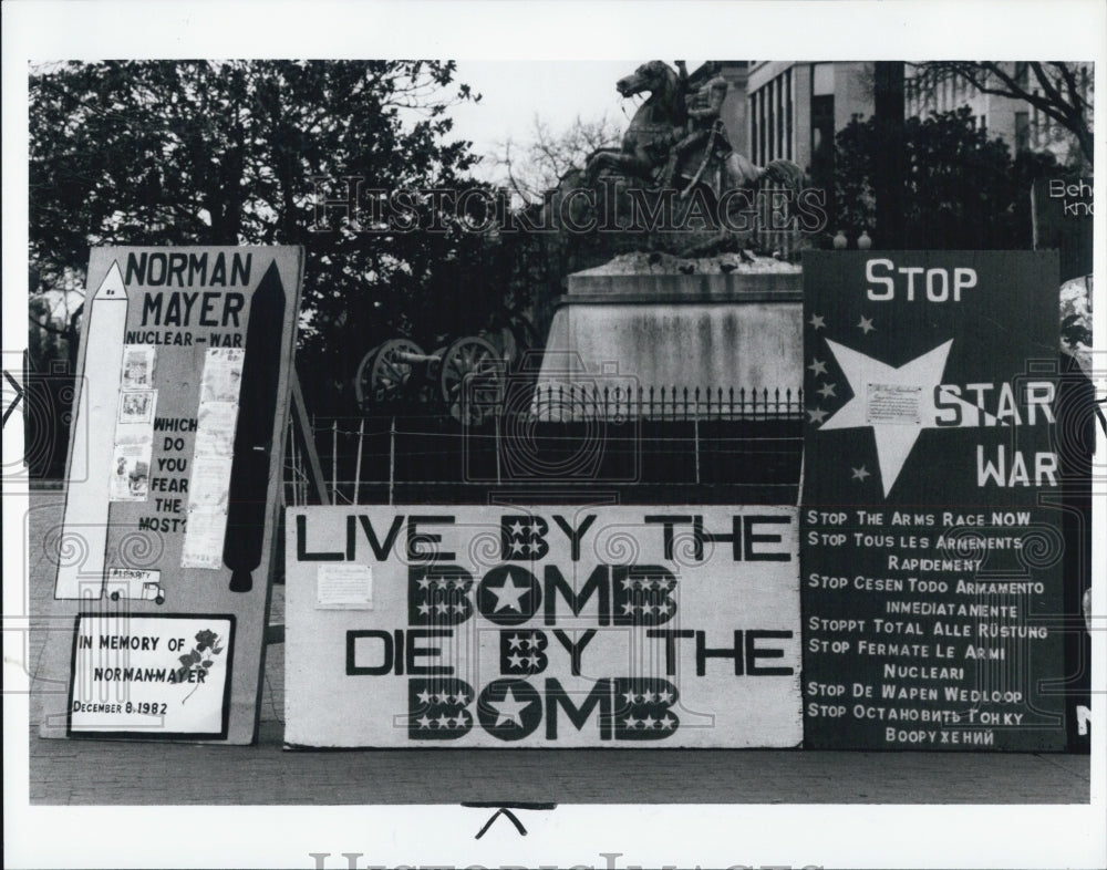 1966 Press Photo Anit-Nuke Signage in Lafayette Park Across from White House - Historic Images