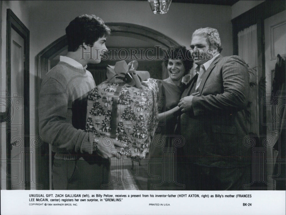 1984 Press Photo Zach Galligan, Hoyt Axton &amp; Frances Lee McCain in &quot;Gremlins&quot; - Historic Images