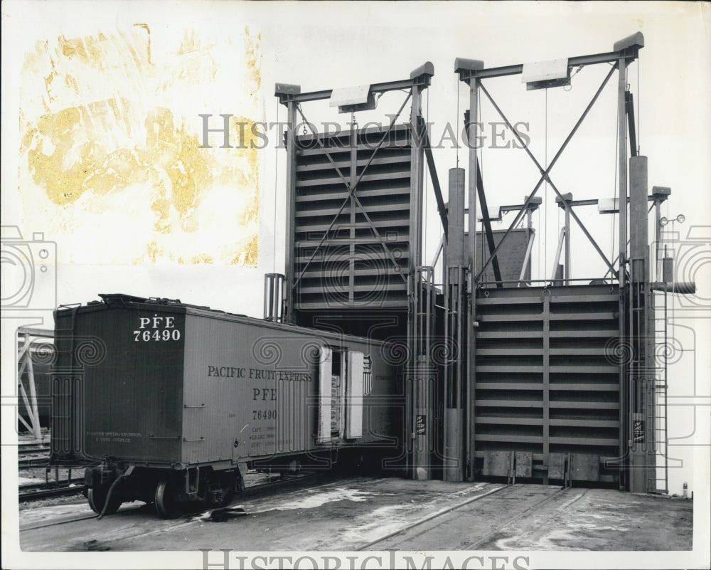 1957 Press Photo Union Pacific Box Car Packed With Lettuce From Salinas - Historic Images