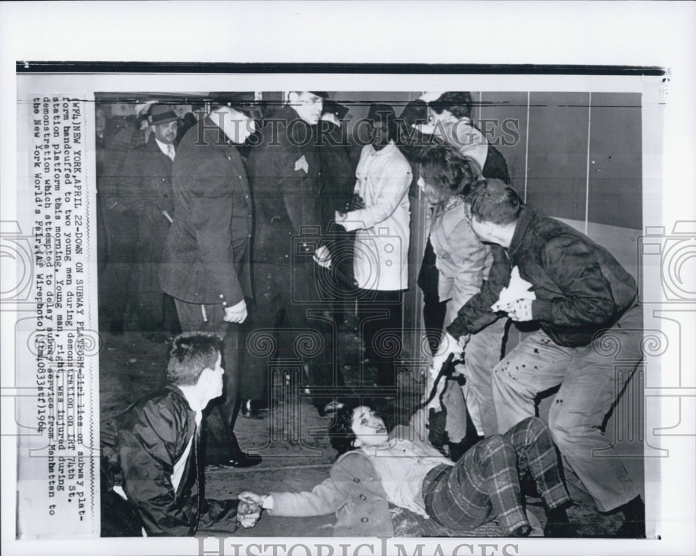 1954 Press Photo Demonstration on IRT 74th st. Station Platform. - Historic Images