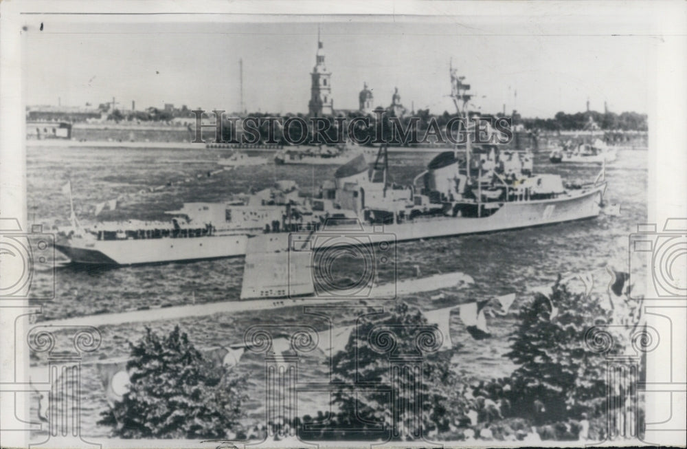 1962 Press Photo Russian Submarine &amp; Destroyers Participate In Soviet Navy Day - Historic Images