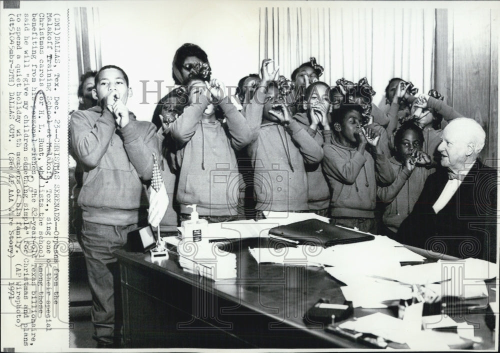 1971 Press Photo Orphans sing christmas carols to HL Hunt - Historic Images
