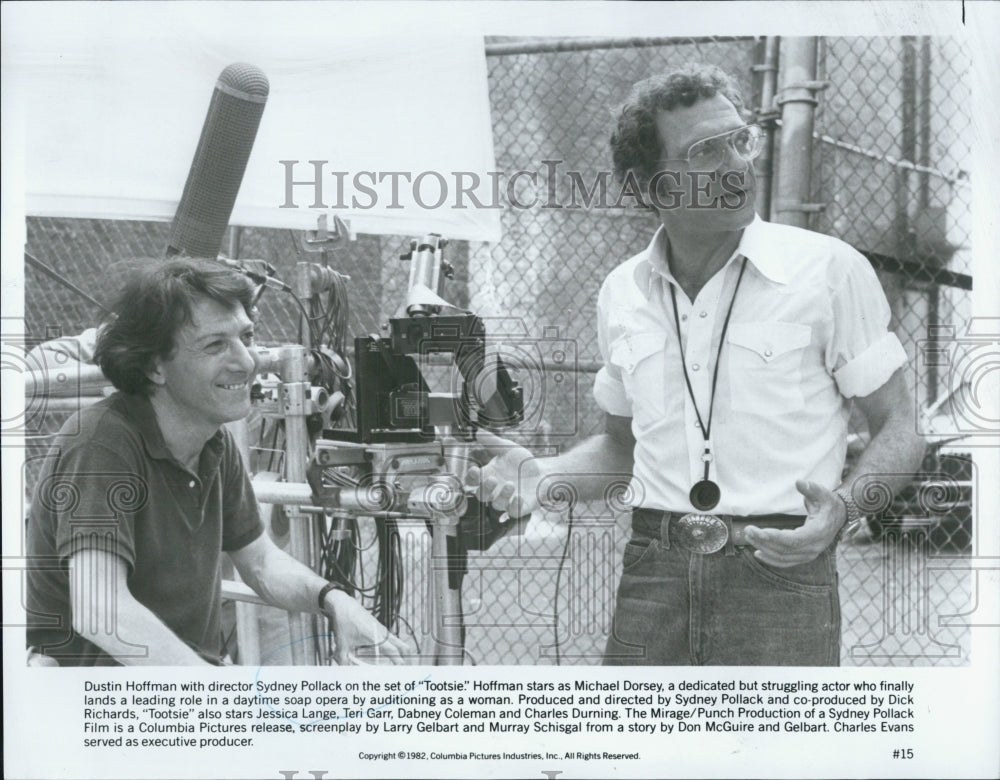 1982 Press Photo Dustin Hoffman with Director Sydney Pollack on &quot;Tootsie&quot; - Historic Images