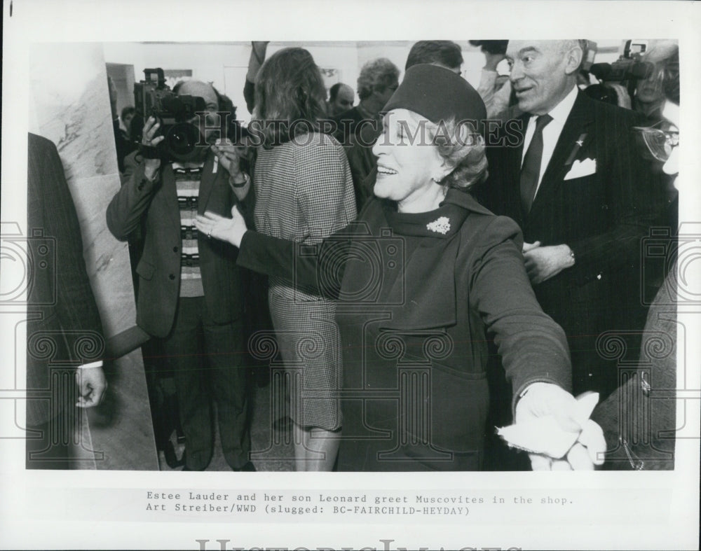 Press Photo Estee Lauder and her son Leonard greet Muscovites in the shop - Historic Images