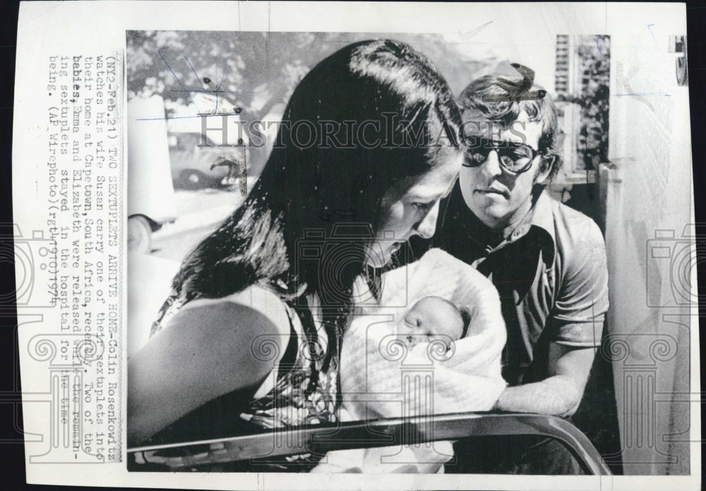 1974 Press Photo Colin &amp; Susan Roenkowitz with One of Their Sextuplets - Historic Images