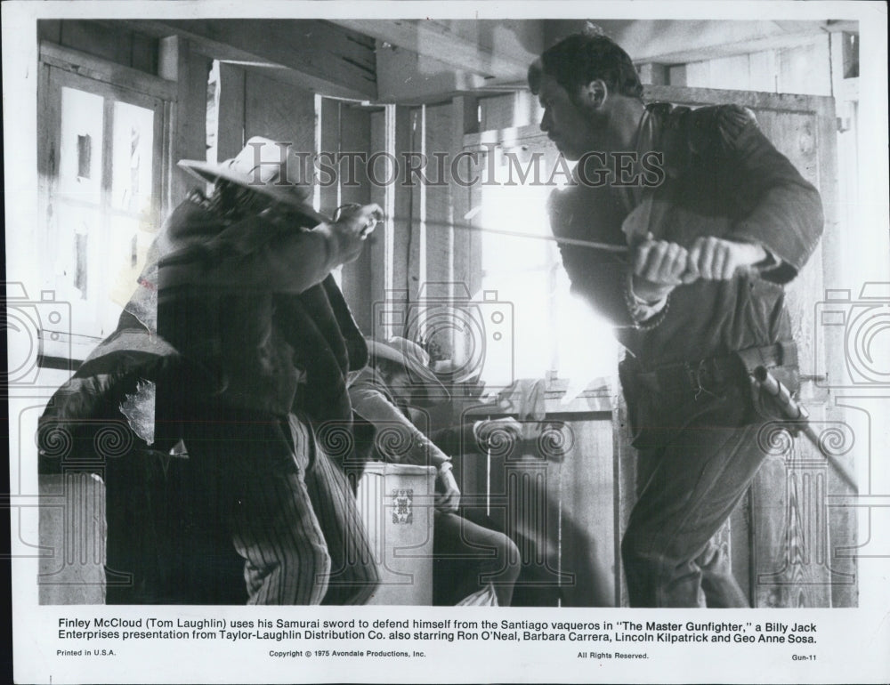1975 Press Photo Tom Laughlin stars in "The Master Gunfighter" - Historic Images