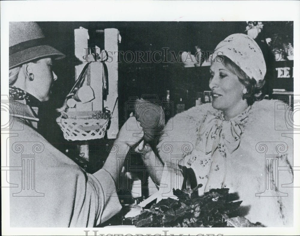 Press Photo Unknown Woman at a store - Historic Images